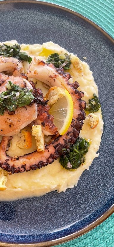 Cuisine raffinée à base de produits locaux corses servie à bord