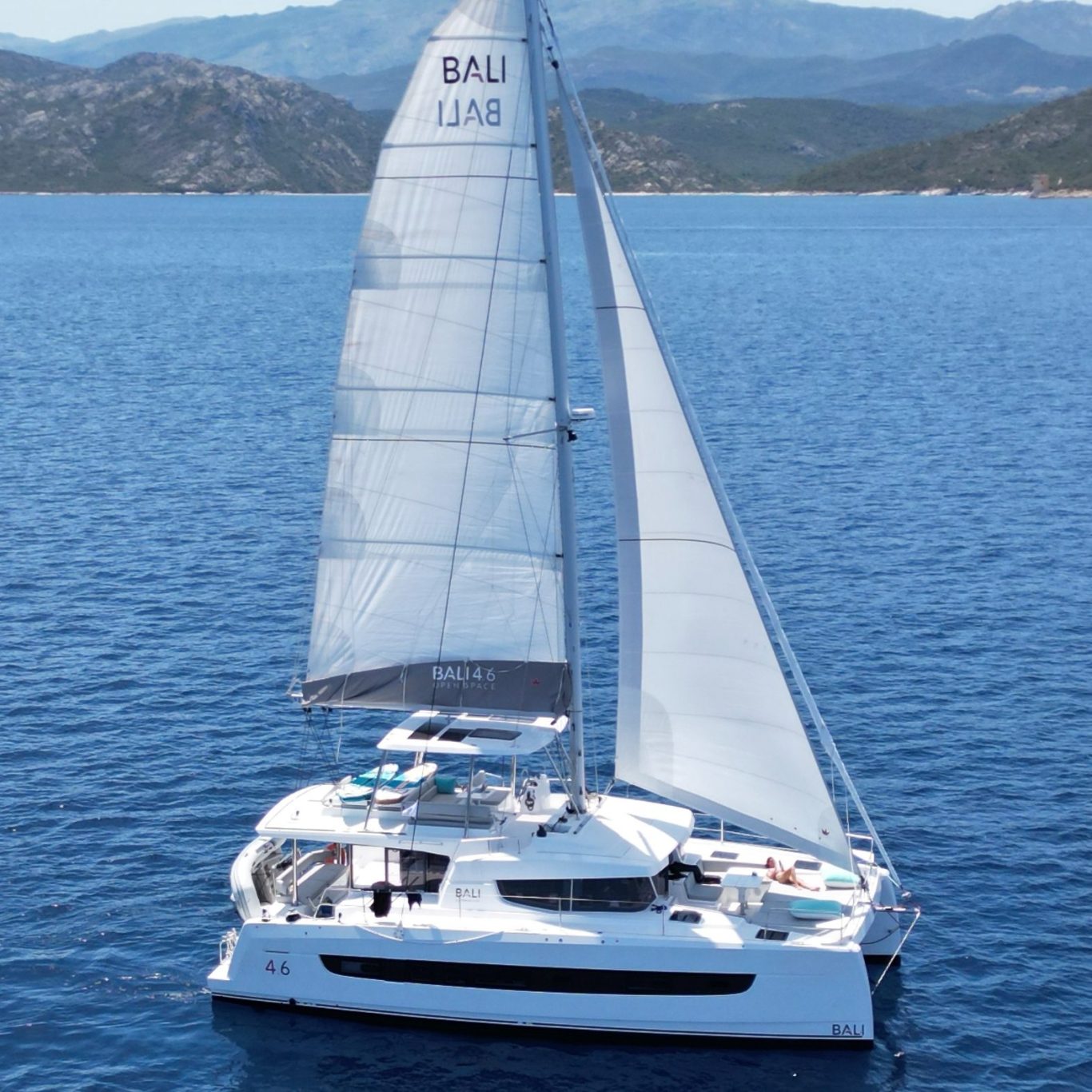 Catamaran BALI 4.6 haut de gamme en navigation au large de la Corse